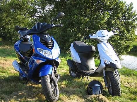 Peugeot speedfight 2 ac - det er mig kami´s scooter den grå. link til den http://www.scootergalleri.dk/html/gal_visbil.asp?ID=13738 billede 9