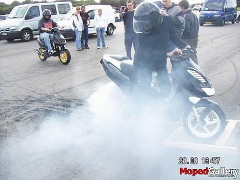 Aprilia SR50 Bidalot Racing - Brænder til ALS. Den røde brænder-fælg er monteret :) billede 8