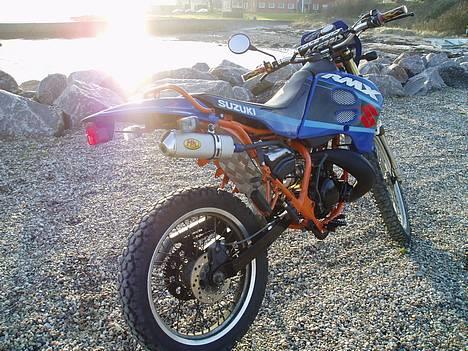 Suzuki RMX -TEAM SVIN- - JoO´mit fælg er godt nok lidt beskit heh det er det olie/vox der... billede 4