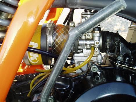 Suzuki RMX -TEAM SVIN- - 24mm mikuni benz´s kværner! & lille MK. filter med lidt køleslange heh... billede 6