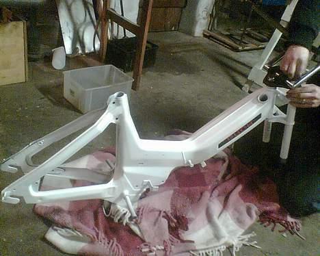 Puch den blå 2g bisse - fik lige lakeret min kammis maxi i hvid den bliver sku fed når den er færdig(han har osse lovet og hjælpe mig med min hehe) billede 6