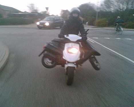 Yamaha jog byttet til bil og sco - ja det så dk der køre med min resavedele jog og den kunne ikke starte da vi hentede den så han smed den sku ovre hotten haha billede 5