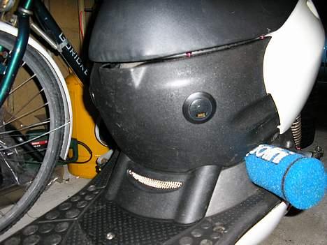 Aprilia Sonic - De to små diskanter der er tilsluttet anlægget. billede 2