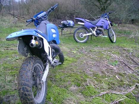 Suzuki Smx - Byttet til NRG  - Nice bagdæk . :D Rasmus som holder i baggrunden på sin Rmx, vi trillede lige lidt rundt. :) billede 4