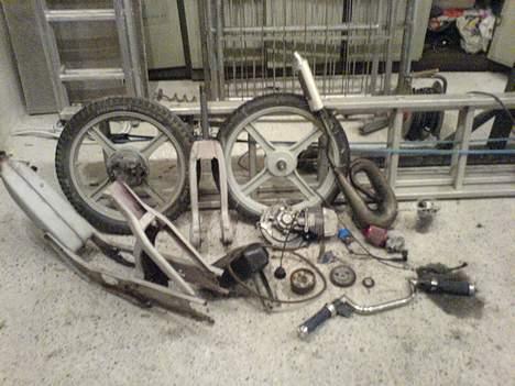 Vespa ciao (Dele knallert) - Da vi fik den skildt helt af ! billede 1