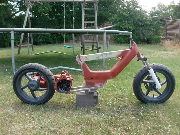 Puch maxi projekt - Her ses stellet kun lige skitset op... Så skal jeg bare lige have lidt mere jern med hjem og så den kan blive færdig.. OBS. dette er kun et skitse billede 1