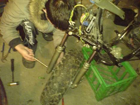 Yamaha Neos BYTTET  - NYT! Januar 2007 - Martin B hjælper med forgaflen billede 16