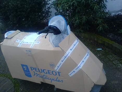 Yamaha Jog R (SOLGT) - Da den kom med Fragten (fik et chok da der stod peugeot på kassen) billede 2