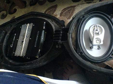 Aprilia sonic * projekt*  (Væk) - 600w forstærker og 350w højtaler :D . spiller rimeliigt godt igen :P billede 2