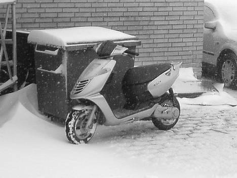 Aprilia sonic smadret. - taget idag den 21-02-07 er den ikk bare flot!! :) billede 1