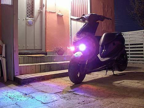 Suzuki Estilete (SOLGT) - halogen lamper det lyser lilla når man kigger ind i dem,.. men lyser grønt... billede 1