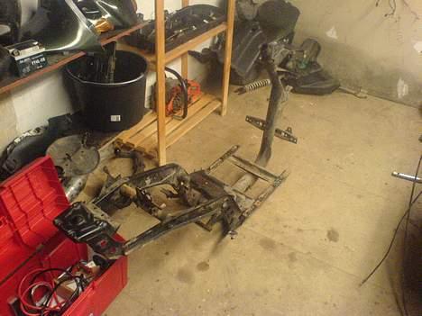 Piaggio Nrg . solgt - stelet .før jeq er beqyndt O´ slibe O´ lakere . D.22/01/2007 billede 5