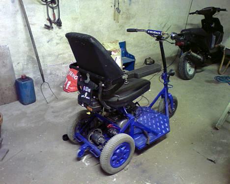 Scootcar ``Handi´´    Smidt ud - Der står den fine handi jo... Blå som han er! hehe    :P billede 1