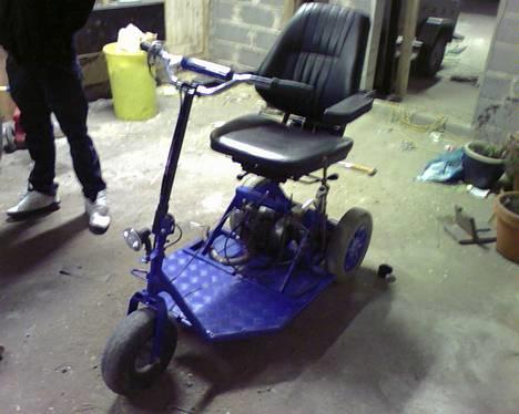 Scootcar ``Handi´´    Smidt ud - Det er så forfra...    Sædet er bare mega godt at sidde på og så kan man dreje det rundt!    :D billede 2