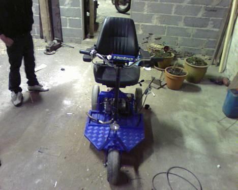 Scootcar ``Handi´´    Smidt ud - Den er da blevet fin, efter som det bare var en hurtig gang maling den fik...    :P billede 3