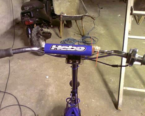 Scootcar ``Handi´´    Smidt ud - Hebo styrbude!    :D    Det var en af mine venner som havde købt den, men så fandt ud af at han ikke skulle bruge den aligevel så den købte jeg...    :P billede 4