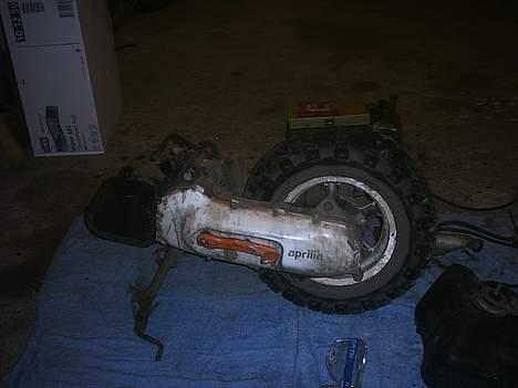 Aprilia  Rally "BYTTET" - Skal gøres fuldstændig ren og males og så skal der self tun på og støre fælge + nyt dæk på :P. billede 4