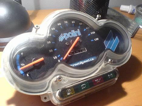 Aprilia Sonic GP (Byttet) - Et ´´Polini´´ speedometerplade.. ser måske lidt frækkere ud... måske ikke så bling, for det er et 80 - speedometer, så ja?? .. men udseendet bestemmer.. billede 3