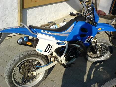 Suzuki SMX LC (Solgt) - Da jeg fik den, har fået malet skjolde og std. stafferinger på siden. billede 1