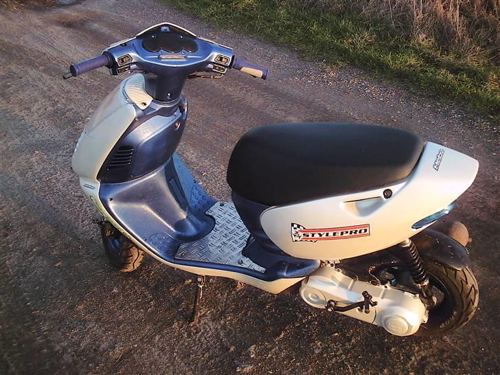 Aprilia Sonic - Solgt - Den hvide perlemor farve bliver sjov i det, når den står i sollys :) billede 9