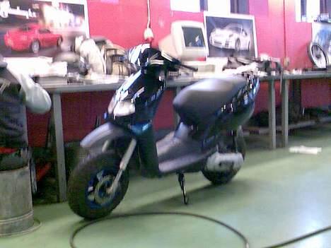 Aprilia RALLY - ved godt det ikke er så godt. det er belysningen i værkstedet  billede 12