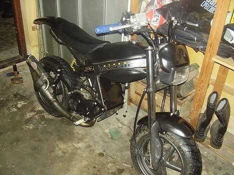 Suzuki street magic *solgt* - så skjoldene malet.. * sort med glimmer efekt billede 16