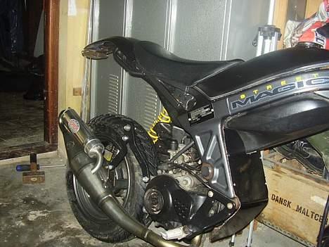 Suzuki street magic *solgt* - så skjoldene malet.. * sort med glimmer efekt billede 17