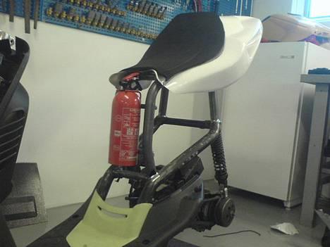 Aprilia Sonic SÐ LC til salg BYD - Så er der blevet købt pulver slukker og lavet ophæng og svejset fast på stellet.. taget med mobil billede 12