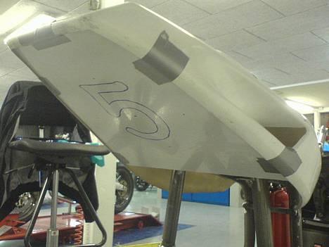 Aprilia Sonic SÐ LC til salg BYD - Så blev der skåret en bund ud til at dække røvet i 916 skjoldet :D blever limet og spartlet fast.. taget med mobil... billede 14