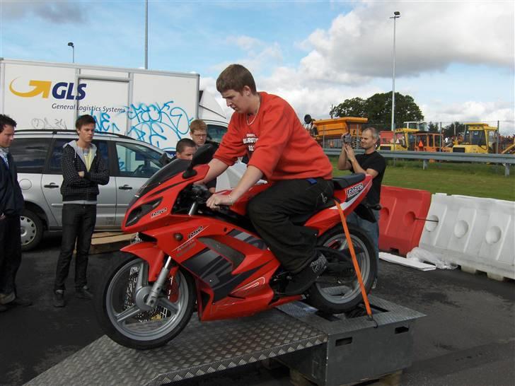 Rieju matrix rs2 135 km/t solgt - Til kastruptræf(sjællands træffet) vandt hurtigste scooter på felt med 142,77 km/t vandt et gave kort på 500 kr til speed-up.dk bemærk det er ikke mig på billedet. billede 5