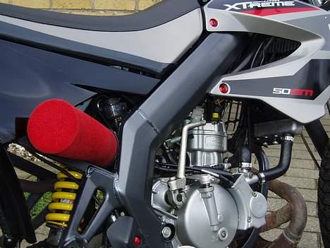 Derbi Senda Xtreme SM. Solgt:( - Nice filter. Og de små røde skruer. billede 12