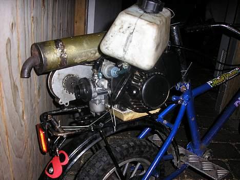 MiniBike psyko cykel - første forsøg!!  motoren er sat fast på en træplade med strips og ståltråd billede 4