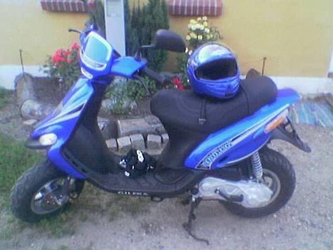 Gilera Stalker (gejling projekt) - da jeg startede med den og min gamle hjælm og min kædelås billede 4