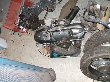 Yamaha jog vildt projekt - tja.. der skulle hvis være en hel motor der i blandt.. når den er samlt.. billede 2