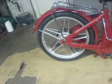 Puch maxi k ''SOLGT''  - så kom det bagerste fælg på, kunne ikk få inderrørne i forgaflen endnu, så det er kun bag hjul der er på nu  :bb billede 13