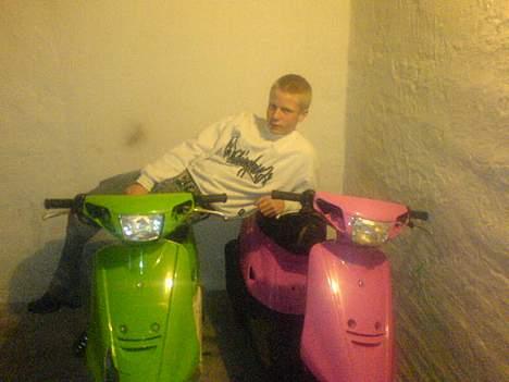 Yamaha jog| MiNi G*s |STJÅLET| - mine jogger:D og så lige med min "mekaniker" på:D billede 12