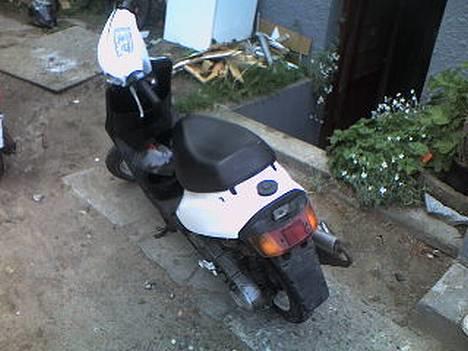 Yamaha Jog fs byttet til pmx - mig og bror malede den lige for sjovt =) billede 4