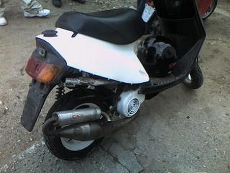 Yamaha Jog fs byttet til pmx - mig og bror malede den lige for sjovt =) billede 5