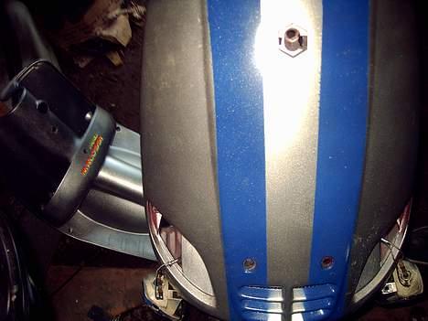 Piaggio zip ¤¤byttet til comet¤¤ - skal ha malet den hvid og blik lygter og andre sjove skjolde skal males sorte! :P billede 5