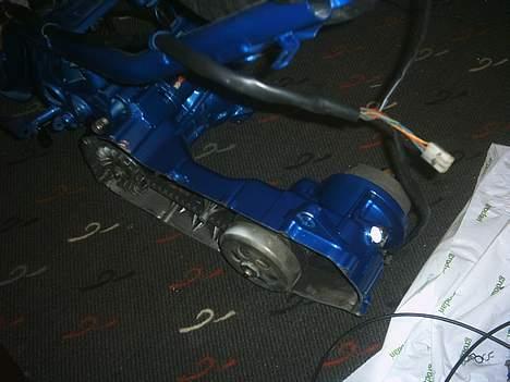 Aprilia  Rally "BYTTET" - Motoren er bleven malet er sat på stellet. billede 17