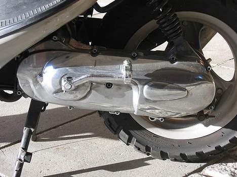 Yamaha Neos - SOLGT - Og her er hun så lige blevet poleret lidt, det er hele motoren faktisk... Trænger dog til en oppolering billede 4