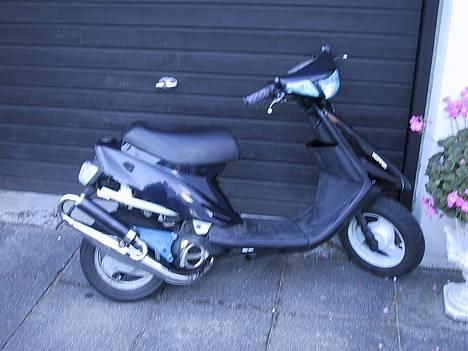 Yamaha Jog  - her er den 1 dag, kun med polini vario, proma og kit3 cylle =) den er da sød? billede 1