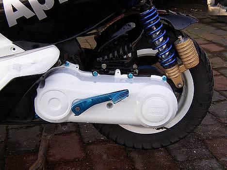 Aprilia Sonic - Her er den efter jeg har malet variatordækslet og monteret blå skruer:) billede 1