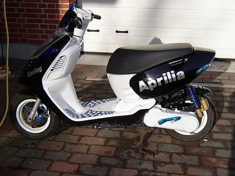 Aprilia Sonic - Her er den så efter jeg har malet inderskjoldene og variatordækslet billede 3