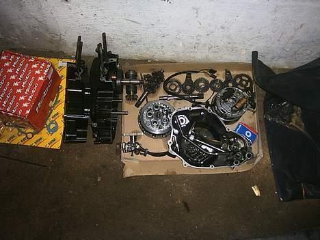 Suzuki RMX SOLGT!! - Det er hele motoren der ligger der..! billede 6