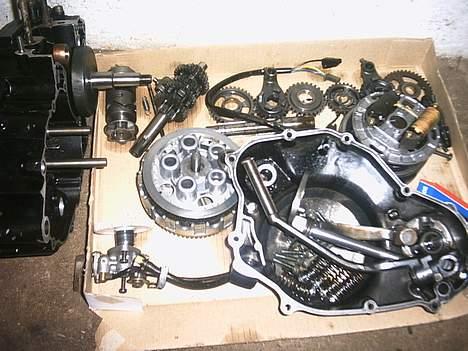 Suzuki RMX SOLGT!! - Som i måske kan se så fejler delene ikke noget... De ligner ikke noget der sidder i en motor der er 3 år gammel, nok nærmere en der er 1 år!! billede 7