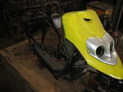 Yamaha bws  - jeg sørger det skjold der skal sidde under det gule på billdet skriv for pokker:) :D er meget intra i et......eller en meget billg bws ng måske total smadret billede 2