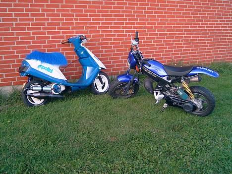 Yamaha Jog - SOLGT - ja, det er så min ven tais street..!! det er ham der laver den når den går i stykker, da vi var ved at samle den, lå den i over 300 dele.. han samlede den og startede første gang vi trådt på kick starteren! billede 10