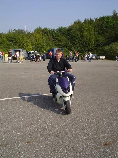 Aprilia Sonic til ALS og kolding* - lige mig der køre forbi. kolding træf. se mine bukser til højere i billede. kan godt se jeg var nede og ligge billede 8