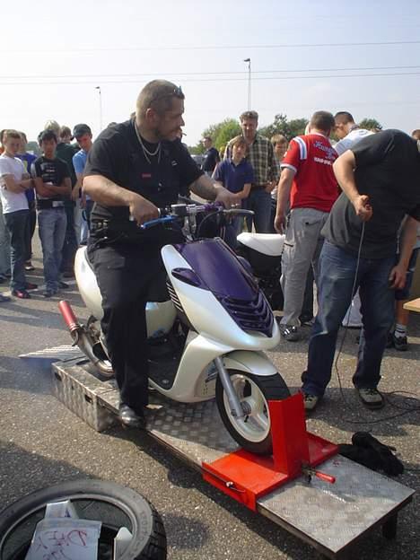 Aprilia Sonic til ALS og kolding* - på rullefelt til koldind træf. 10.96HK og 127,83Km/t men de kørte den ik helt ud. derfor den lille topfart :P billede 9